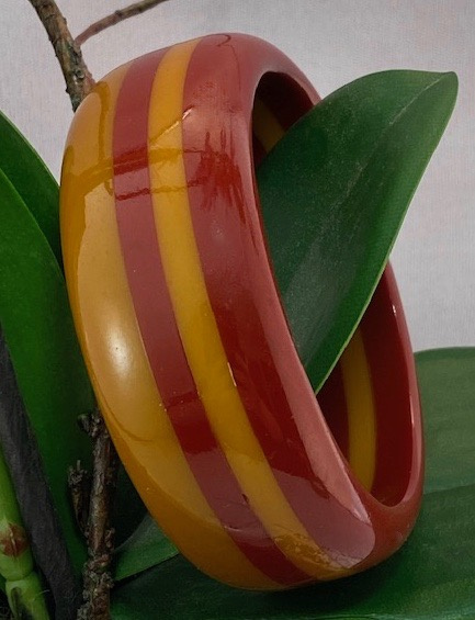 BB460 burgundy and caramel laminated strip bakelite bangle